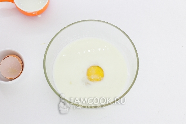 Соединить молоко, кефир и яйцо