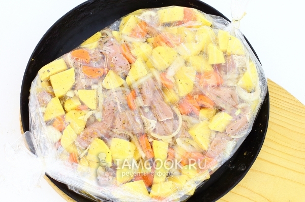 Положить овощи с мясом в рукав для запекания