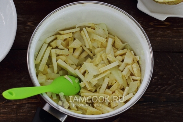 Обжарить сельдерей