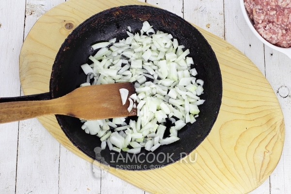 Обжарить лук