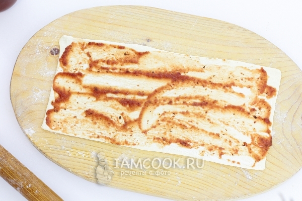 Смазать тесто соусом