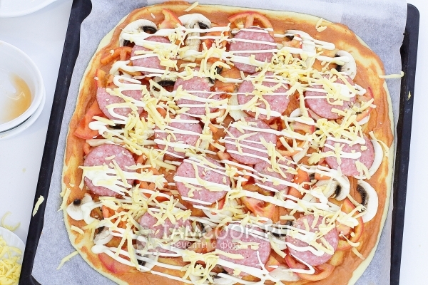 Полить майонезом и посыпать сыром