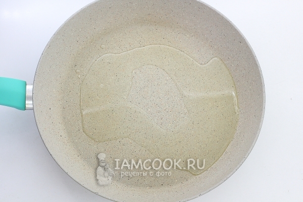 Налить на сковороду масло