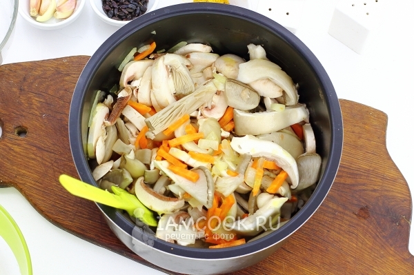 Положить грибы