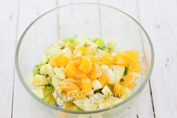 Положить дольки мандарин