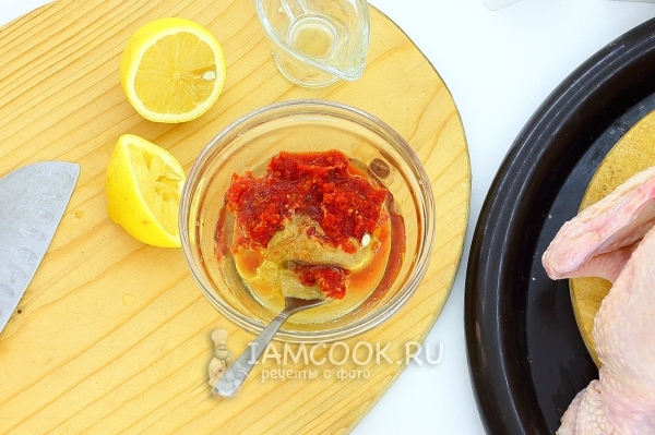 Соединить горчицу, аджику, сахар и масло