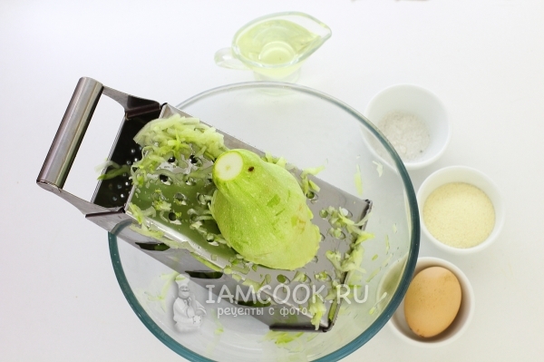 Потереть кабачок на терке