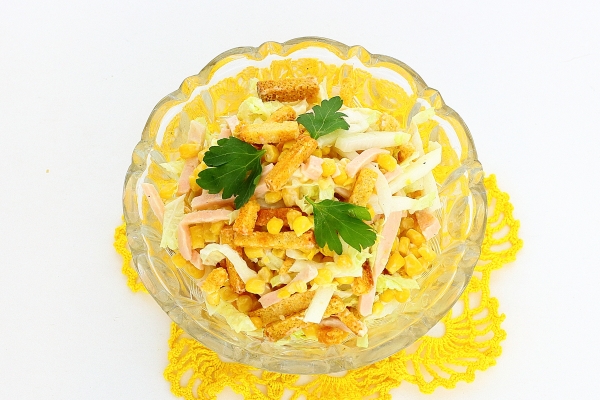 Рецепт салата с сухариками, ветчиной и кукурузой