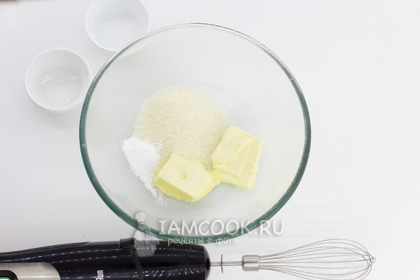 Соединить масло, сахар и ванилин