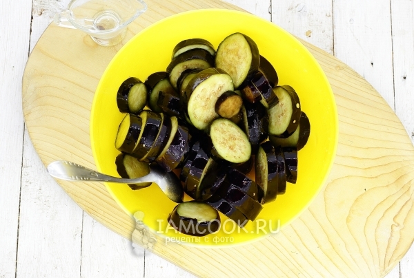 Полить баклажаны маслом