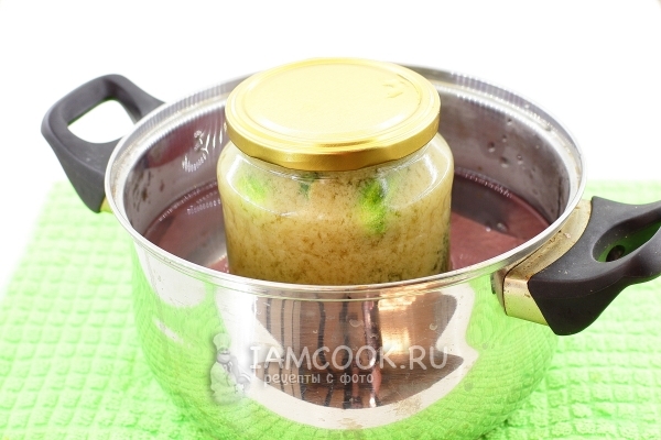 Простерилизовать банку с огурцами