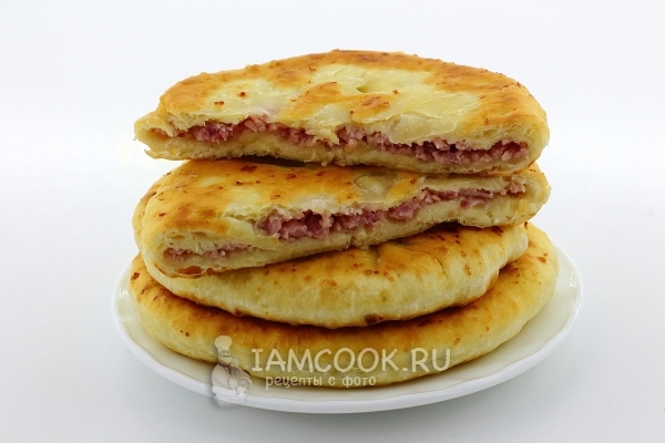 Фото лепешек с сыром и ветчиной на сковороде