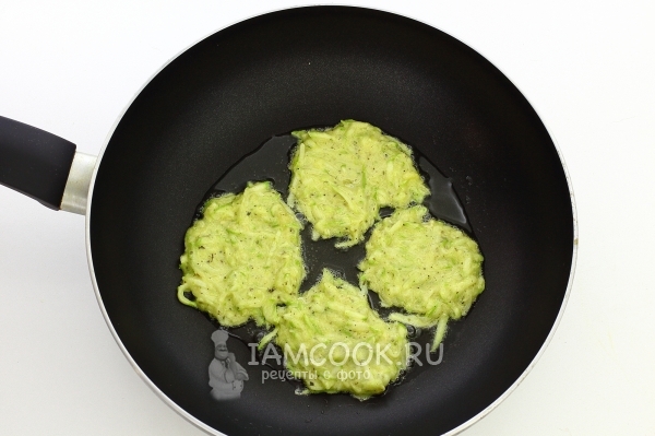 Положить тесто на сковороду