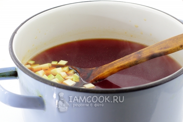 Положить кабачок в суп