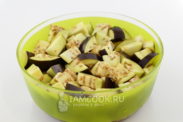 Положить баклажаны в солевой раствор