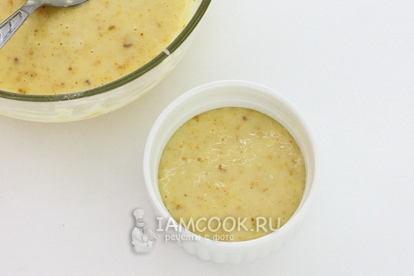 Налить тесто в формочку