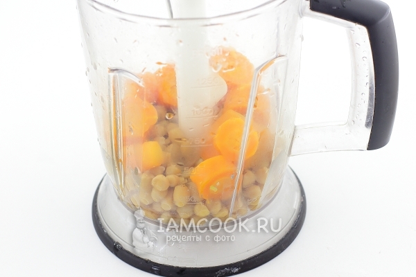 Положить в блендер морковь и нут