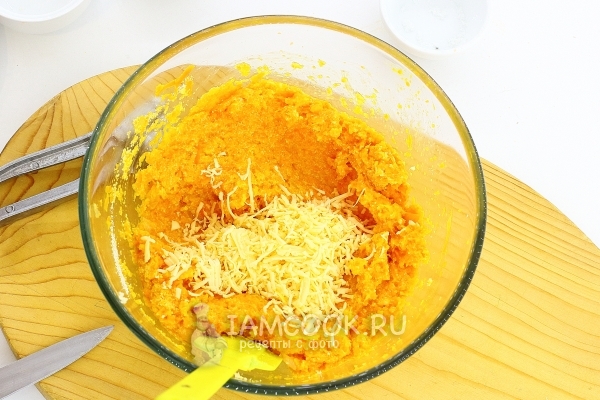 Положить тертый сыр