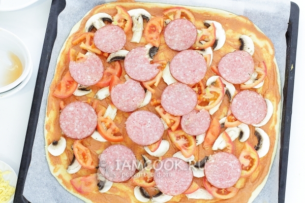 Положить кружочки колбасы