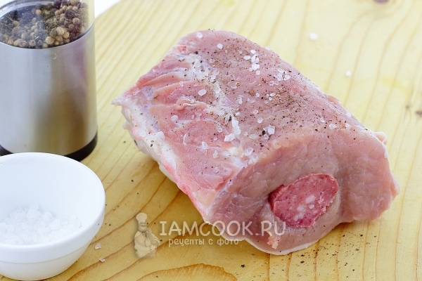 Посыпать солью и перцем