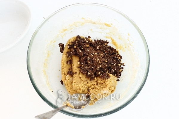 Всыпать кусочки шоколада