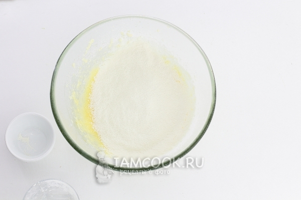 Всыпать муку