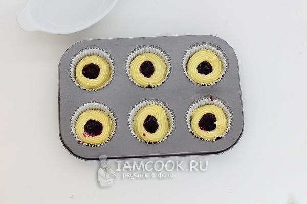 Положить в формочки тесто и варенье