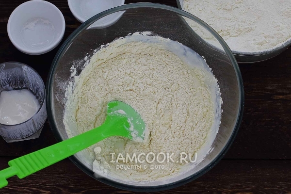 Всыпать муку