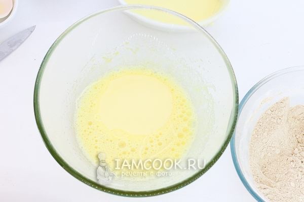 Влить сливочное масло