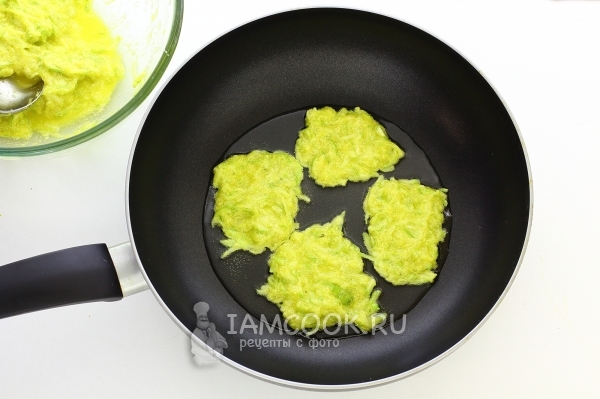 Жарим кабачковые оладьи на сковороде с маслом