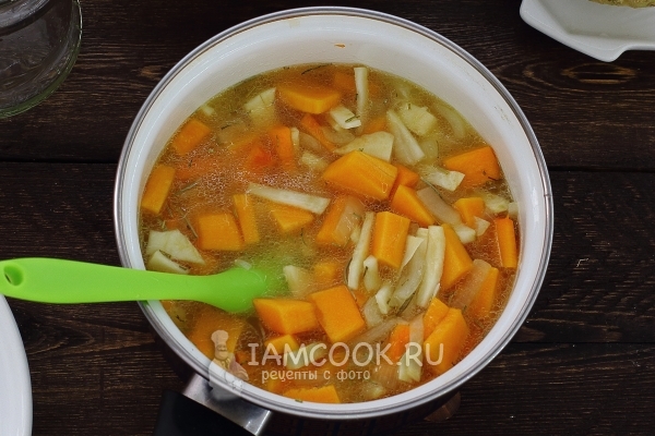 Влить овощной бульон