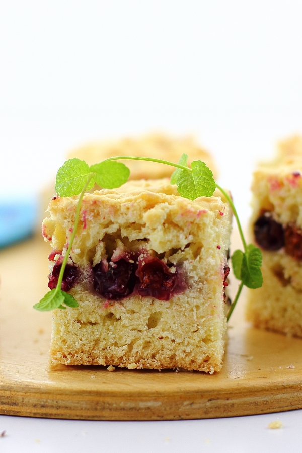 Фото тёртого пирога со смородиной