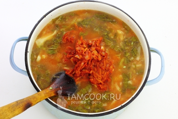 Добавить зажарку из лука и моркови