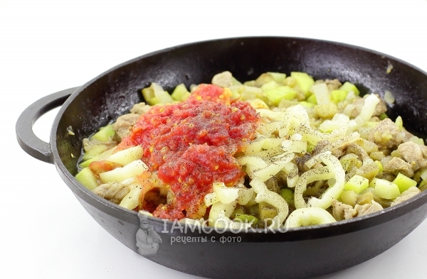 Добавить перец и помидоры