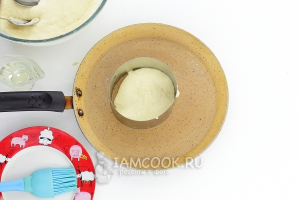 Выложили тесто в сковороду