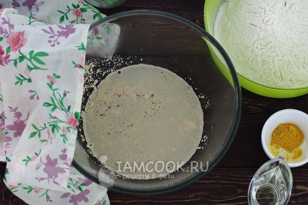 Всыпать в воду дрожжи и сахар