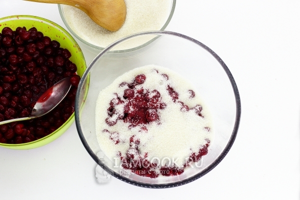 Засыпать вишню сахаром