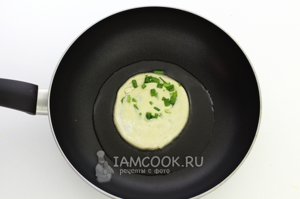 Положить лепешку на сковороду с маслом