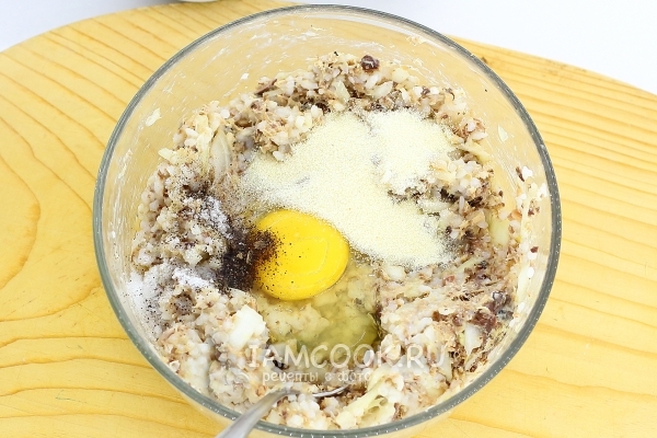 Добавить яйцо, манку и соль с перцем
