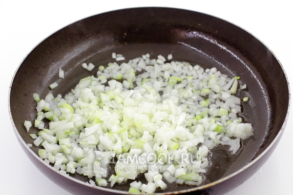 Обжарить лук