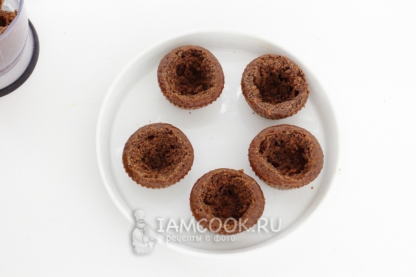 Удалить из кекса сердцевину