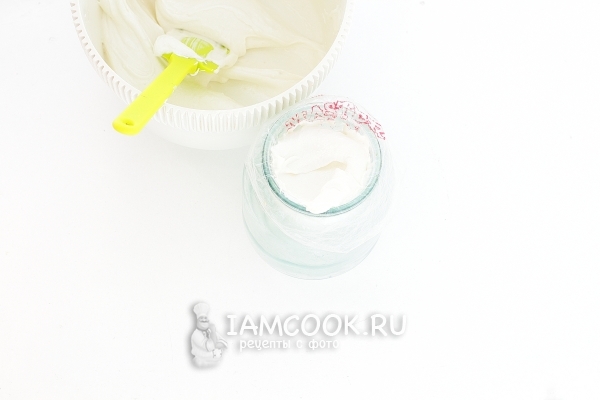 Переложить зефирную массу в кондитерский мешок