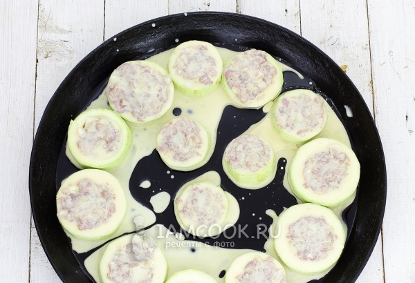 Выложить фаршированные кабачки в форму