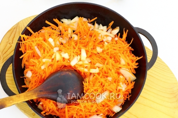 Обжарить лук с морковью
