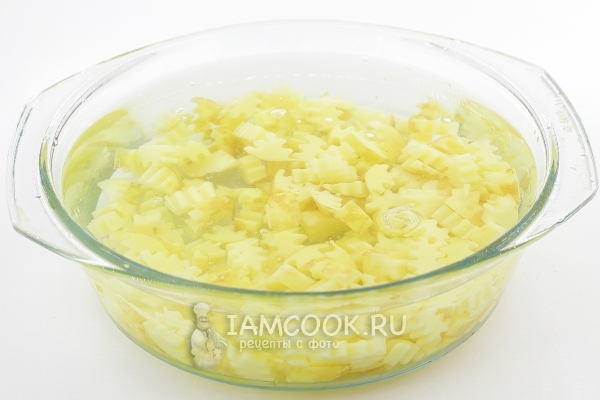 Положить картофель в воду