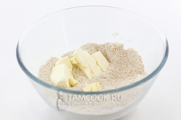 Положить кусочки масла