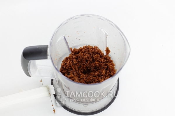 Измельчить мякиш кекса