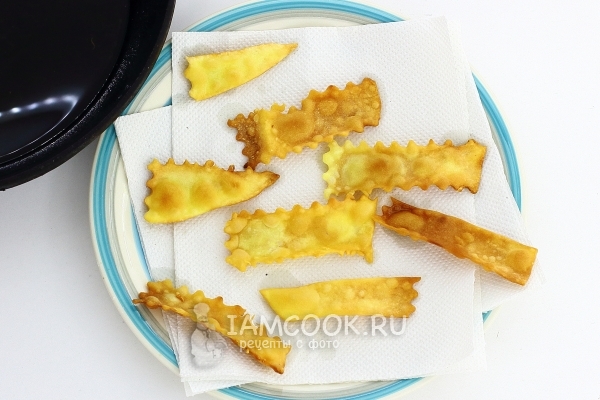 Положить хворост на бумажное полотенце