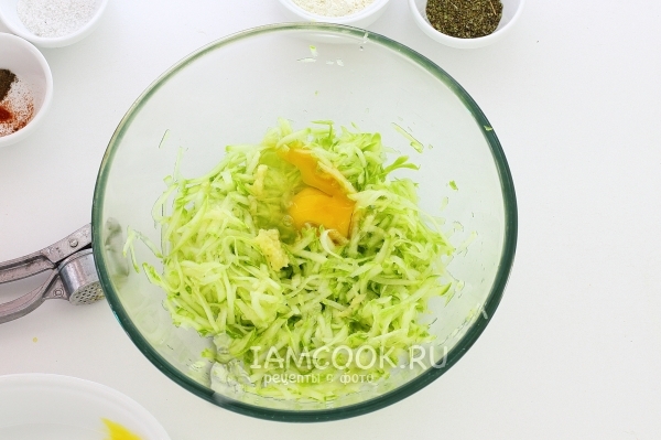 Добавить чеснок и яйцо