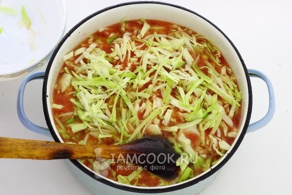 Положить свежую капусту